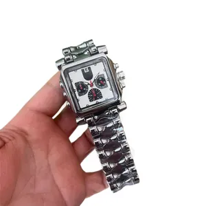 Montre chronographe carrée pour homme avec bracelet unique en métal argenté à clous