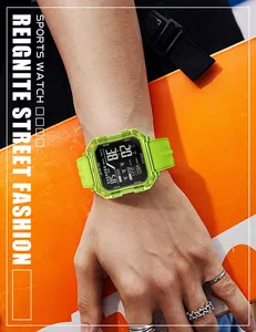 Gros plan de la montre de sport numérique carrée SMAEL vert citron au poignet avec skateboard