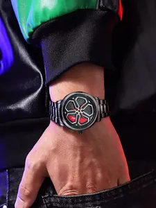 Dettaglio di un orologio al quarzo da uomo con quadrante rotante a forma di cerchio