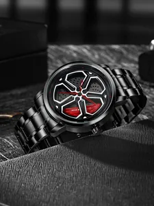 Dettaglio dell'orologio in acciaio nero con quadrante rotante a forma di cerchione