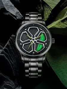Vista dettagliata del quadrante a cerchione 3D con pinza freno verde su un orologio in acciaio.