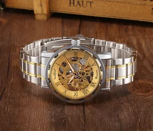 Nahaufnahme der Winner Skelett-Herrenuhr mit mechanischem Werk und Bicolor-Armband