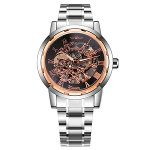 Detaillierte Nahaufnahme der mechanischen Winner Uhr mit Skelett-Zifferblatt und silbernem Stahlband