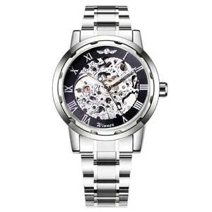 Detailaufnahme der Winner Herren-Skelettuhr mit mechanischem Werk und Silberarmband