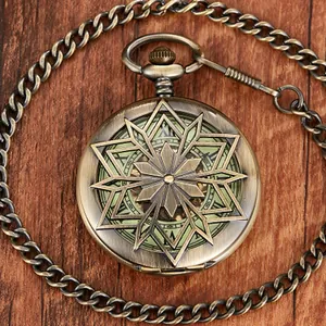 Détail d'une montre de poche mécanique rétro en bronze avec couvercle étoile ajouré.
