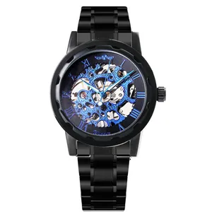 Detailansicht der WINNER mechanischen Herrenuhr mit blauem Skelett-Zifferblatt und schwarzem Armband