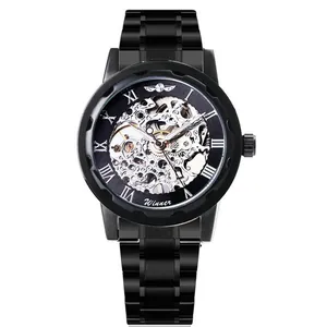 Detailaufnahme der Winner Herren-Skelett-Mechanikuhr mit schwarzem Metallarmband
