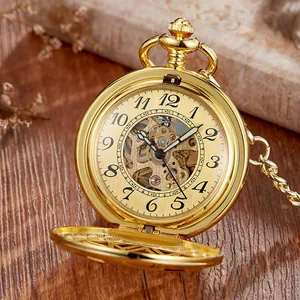 Gros plan sur une montre de poche mécanique vintage dorée avec cadran squelette