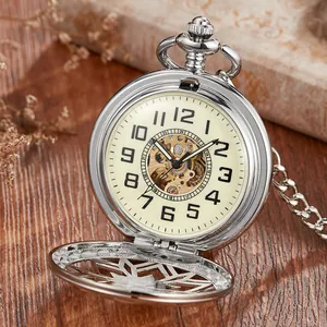 Gros plan d'une montre à gousset mécanique automatique argentée avec couvercle étoile.