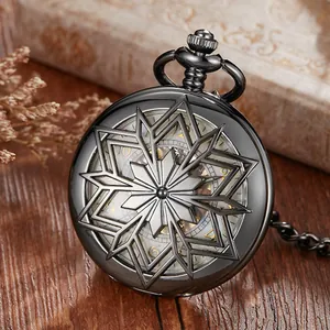 Gros plan d'une montre de poche mécanique vintage avec motif d'étoile évidée en métal