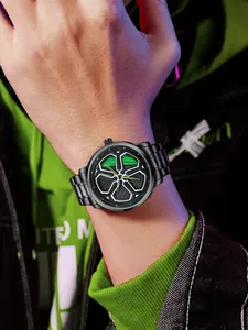 Dettaglio dell'orologio al quarzo da uomo con quadrante rotante a forma di cerchio