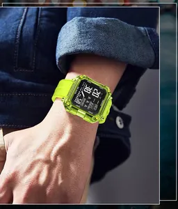 Gros plan d'une montre de sport numérique SMAEL vert néon portée avec une veste en jean