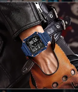 Gros plan d'une montre de sport numérique SMAEL bleue portée avec une veste en cuir