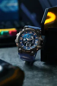 Detailansicht der wasserdichten SMAEL Herren-Digital-Sportuhr mit blauem Silikonarmband