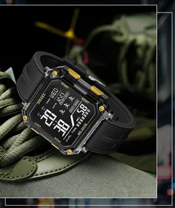 Vue détaillée de la montre de sport numérique carrée SMAEL avec bracelet noir, 5 ATM