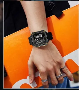 Gros plan détaillé d'une montre de sport numérique carrée SMAEL portée au poignet.