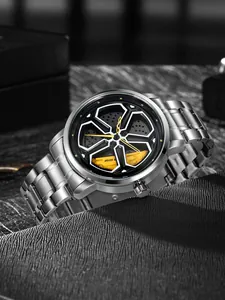 Primo piano di un orologio al quarzo da uomo con quadrante girevole a forma di cerchio