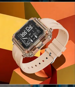 Gros plan sur la montre numérique SMAEL beige sur un support géométrique moderne