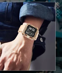 Gros plan sur la montre de sport numérique carrée SMAEL avec boîtier transparent au poignet