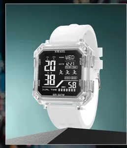 Détail de la montre numérique carrée SMAEL avec boîtier transparent et bracelet en silicone