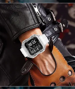 Gros plan de la montre numérique carrée SMAEL blanche avec une veste en cuir noir