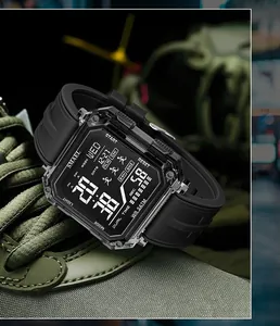 Vue macro détaillée de la montre de sport numérique carrée SMAEL avec boîtier transparent