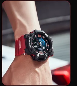 Nahaufnahme der wasserdichten multifunktionalen SMAEL Herren-Sportuhr an einem Handgelenk