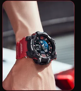 Nahaufnahme der wasserfesten SMAEL Sportuhr für Herren mit rotem Silikonarmband.
