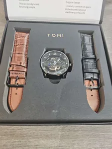 Detailansicht des Herren Skelettuhr-Sets mit braunen und schwarzen Lederarmbändern
