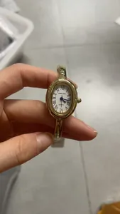 Detailansicht einer eleganten goldenen ovalen Armreif-Uhr mit feinen römischen Ziffern