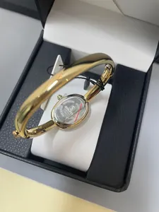 Detailansicht der Rückseite der Sunlifex-Armbanduhr in Roségold in einer Box