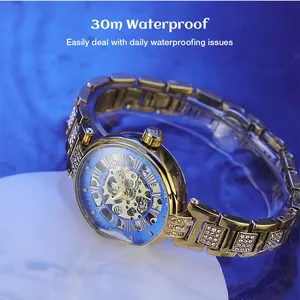Detailansicht einer goldenen Skelett-Automatik-Mechanikuhr für Damen mit Strasssteinen.