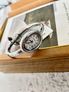 Nahaufnahme der eleganten SUNLIFEX Silberarmreif-Uhr für Damen mit römischen Ziffern