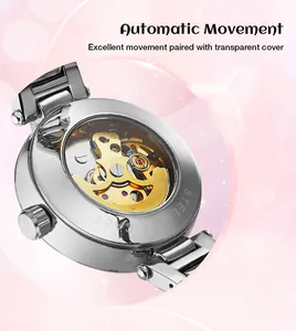 Detailansicht des automatischen mechanischen Uhrwerks mit transparentem Glasboden.