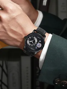 Vista dettagliata dell'orologio al quarzo TOMI da uomo con cinturino in pelle nera e quadrante