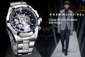 Nahaufnahme der Forsining Herrenuhr aus Edelstahl mit skelettiertem Zifferblattdesign