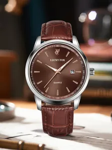 Primo piano dettagliato dell'orologio al quarzo Lucky Fox uomo con quadrante marrone e pelle