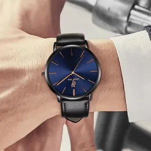 Nahaufnahme der Lucky Fox Quarzuhr mit blauem Zifferblatt und schwarzem Lederarmband