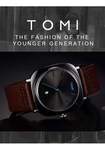 Nahaufnahme der quadratischen TOMI-Uhr mit braunem Lederarmband und blauem Zeiger
