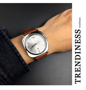Nahaufnahme der quadratischen TOMI-Kalenderuhr mit braunem Lederarmband