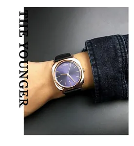 Detailansicht der TOMI quadratischen Business-Uhr mit blauem Zifferblatt und Lederband.