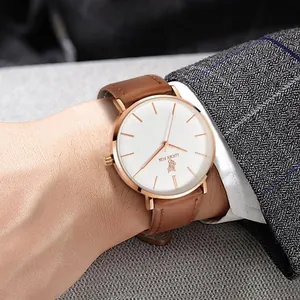 Detailansicht einer Lucky Fox Quarzuhr mit braunem Lederarmband an einem Handgelenk.