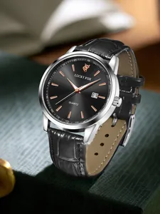 Dettaglio dell'orologio al quarzo da uomo Lucky Fox con cinturino in pelle nera e indici oro rosa