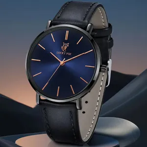 Detailansicht der LUCKY FOX Uhr mit blauem Sonnenstrahl-Zifferblatt und Lederarmband