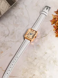 Montre rectangulaire élégante pour femme avec bracelet cuir blanc et boîtier or rose