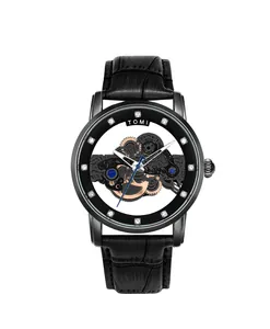 Detailansicht einer modischen Herren-Skelettuhr mit schwarzem Lederarmband mit Prägung