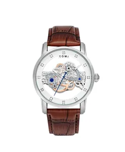 Makroansicht des detaillierten Skelett-Zifferblatts einer Herrenuhr mit braunem Lederarmband.
