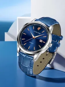 Dettaglio dell'orologio LUCKY FOX con quadrante blu e indici in oro rosa.