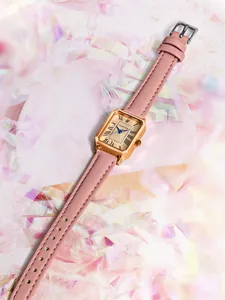 Détail de la montre à quartz rectangulaire vintage LUCKY FOX avec bracelet rose