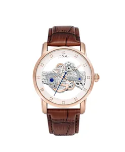 Vorderansicht einer Skelettuhr mit roségoldenem Gehäuse und braunem Lederarmband